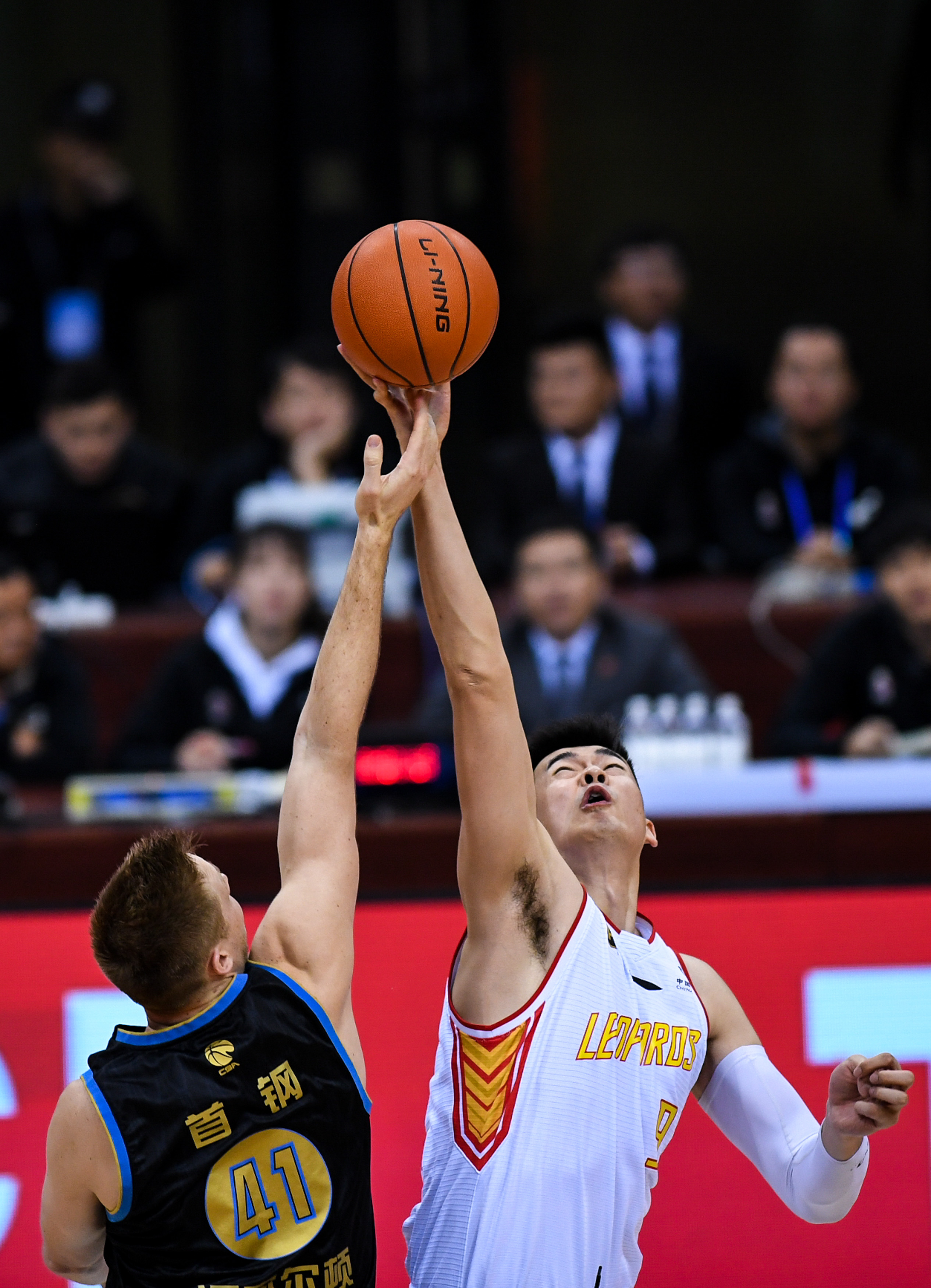 一场没打就受伤了！广东队迎来重大噩耗，这可是杜锋的争冠法宝！（未赛先伤！广东队遭重创，杜锋争冠杀手锏告急）