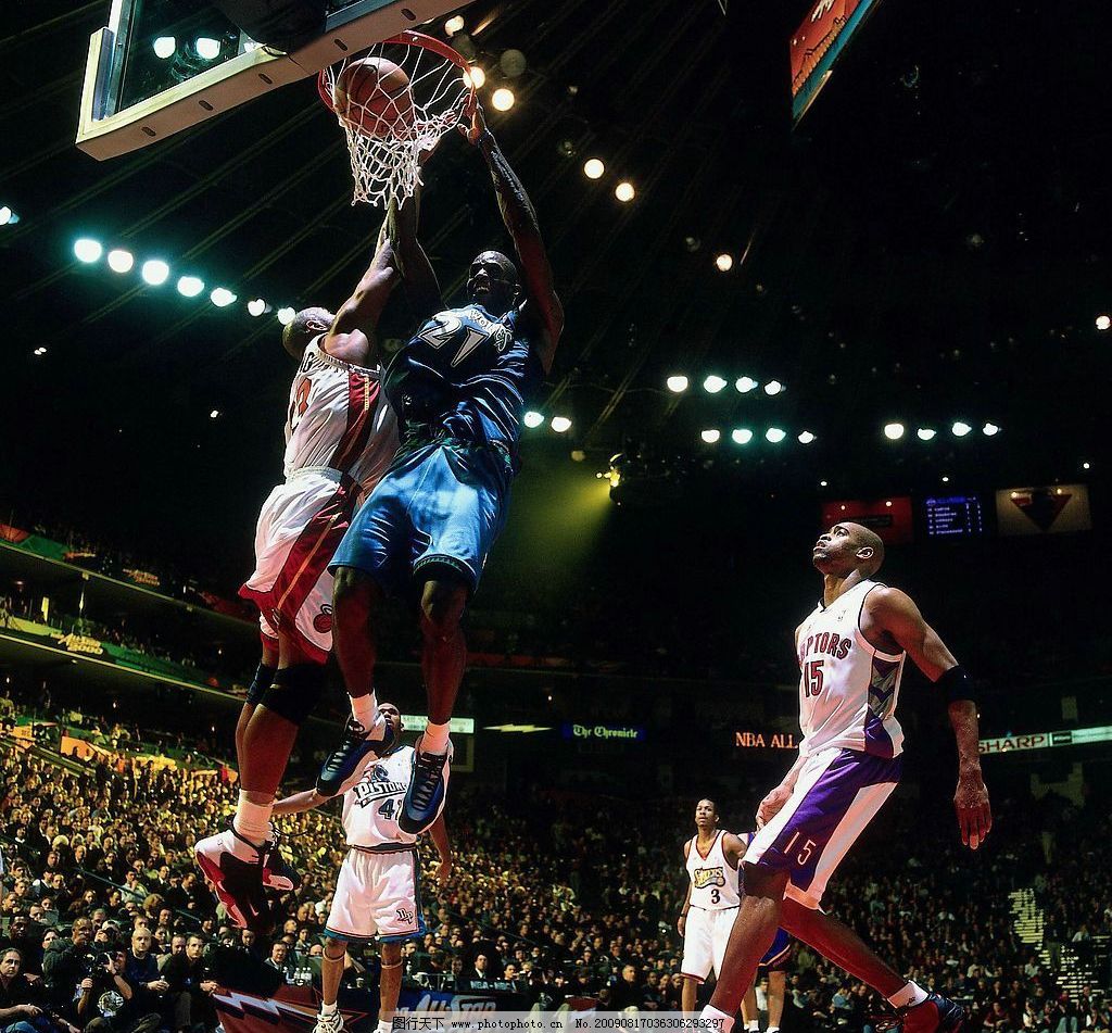 球员倒地救球拼劲十足（球员飞身倒地奋力救球）