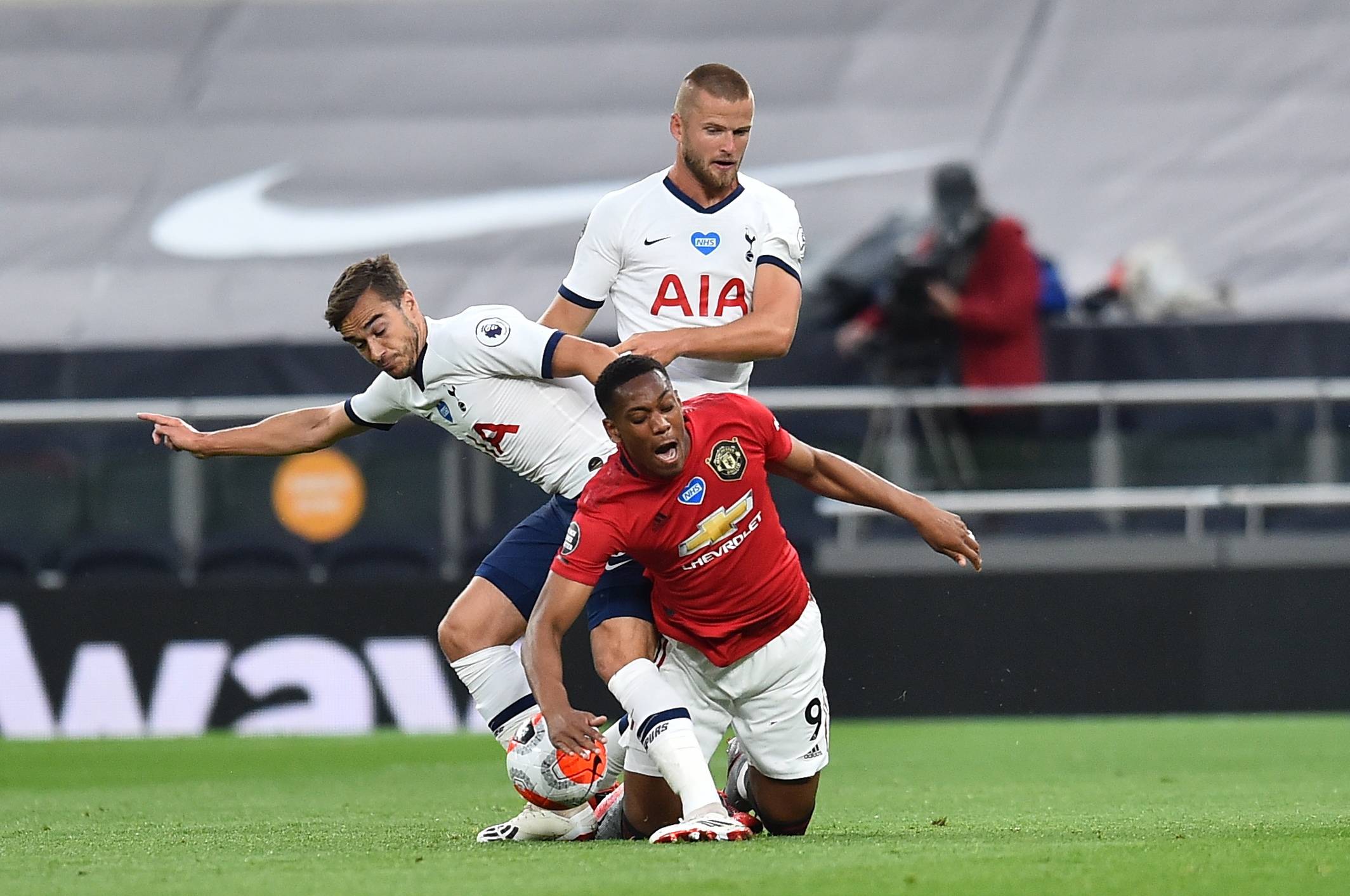足球是朋友、梦想与人生的瞬间🔴⚫️⚽️（足球，连接友谊，点燃梦想，定格人生瞬间🔴⚫️⚽️）