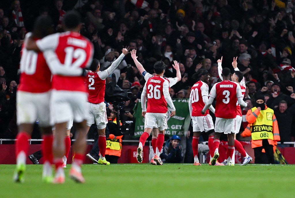 两万球迷观看新诺坎普首堂训练课，阿劳霍盛赞球场并感谢球迷（两万球迷见证新诺坎普首次公开训练，阿劳霍盛赞球场并向球迷致谢）