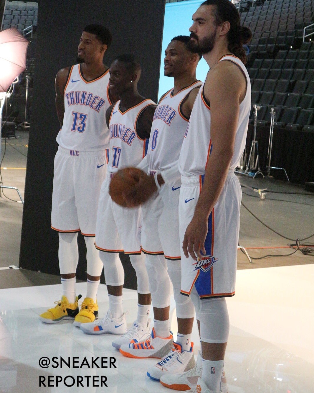 弗兰克：获胜后热刺晋级形势大好，西蒙斯延续了自身好状态（弗兰克：这场胜利令热刺出线前景光明，西蒙斯延续火热状态）