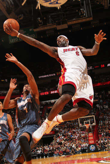 魔鬼主场！拜仁在欧冠小组赛／联赛阶段主场已连续37场不败（拜仁主场如堡垒：欧冠小组赛与联赛已连续37场不败）