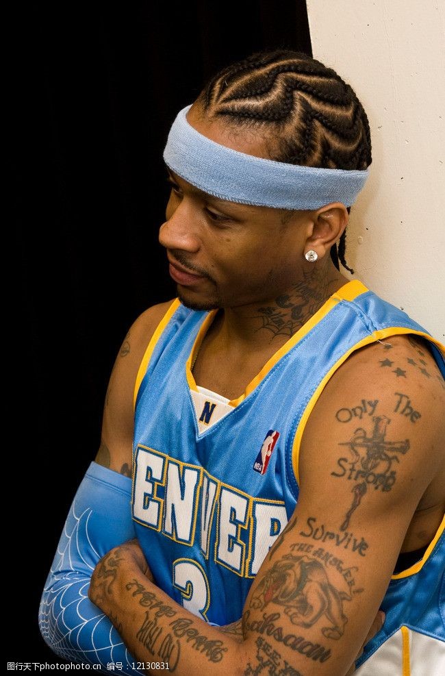 东西部得分王各砍10分，詹姆斯贡献劈扣，两队首节战平（东西部得分王齐取10分，詹姆斯上演暴扣，首节双方战成平手）