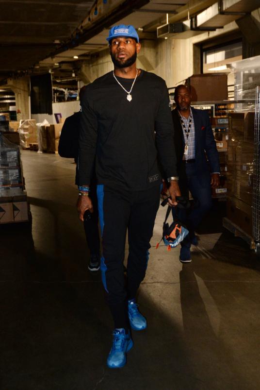 詹姆斯关键上篮助球队锁胜（詹姆斯致胜上篮锁定胜局）