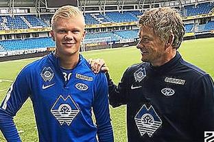 3-0！14亿豪门终结3连平紧追领头羊 神锋两记世界波15轮狂轰16球（3-0！总身价14亿豪门止住三连平逼近榜首，神锋两脚世界波15轮已轰16球）