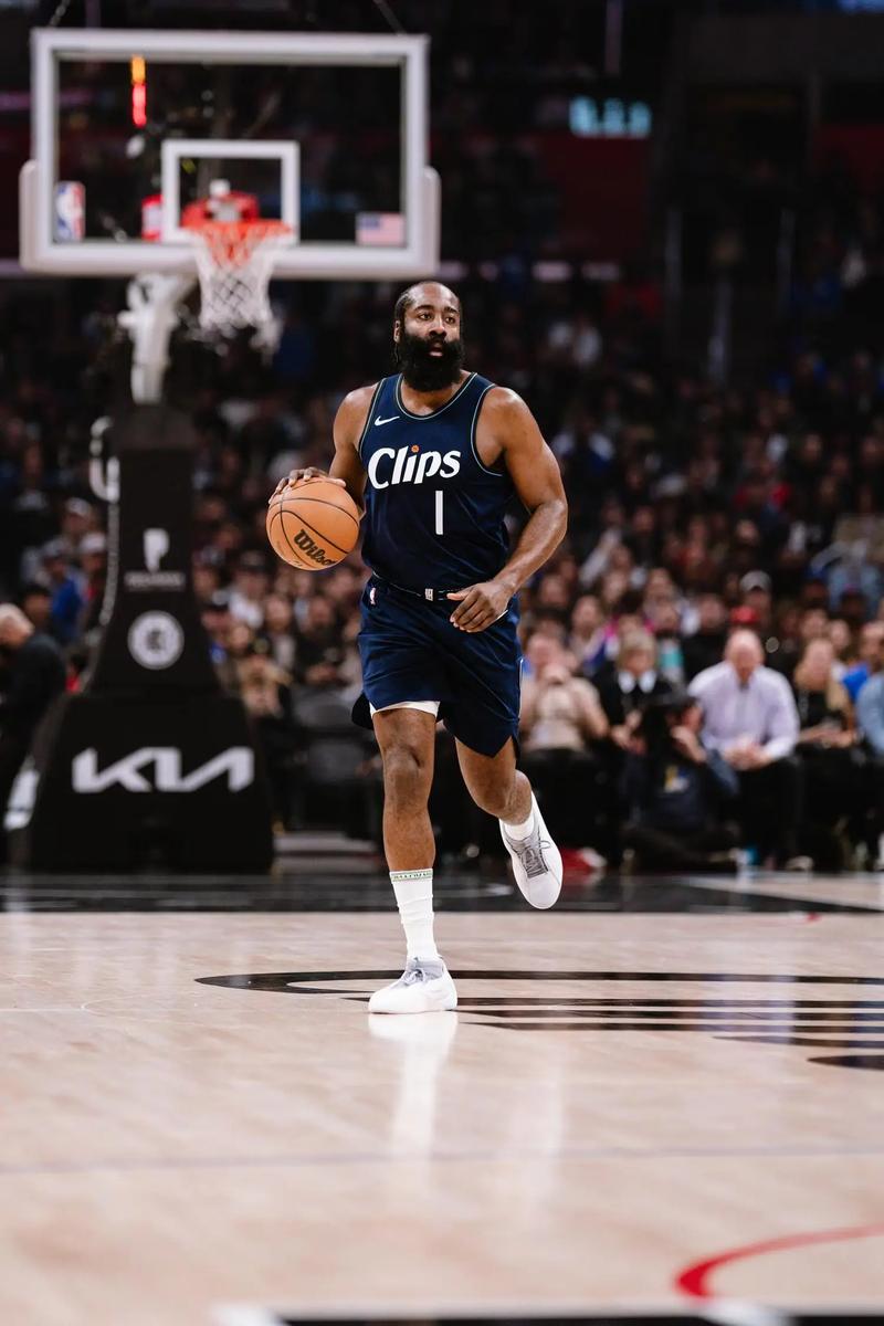 斯洛特：这点球在英超可能不会判；萨拉赫？今晚属于在场球员（斯洛特：这点球英超未必判；谈萨拉赫：今晚主角是出场球员）