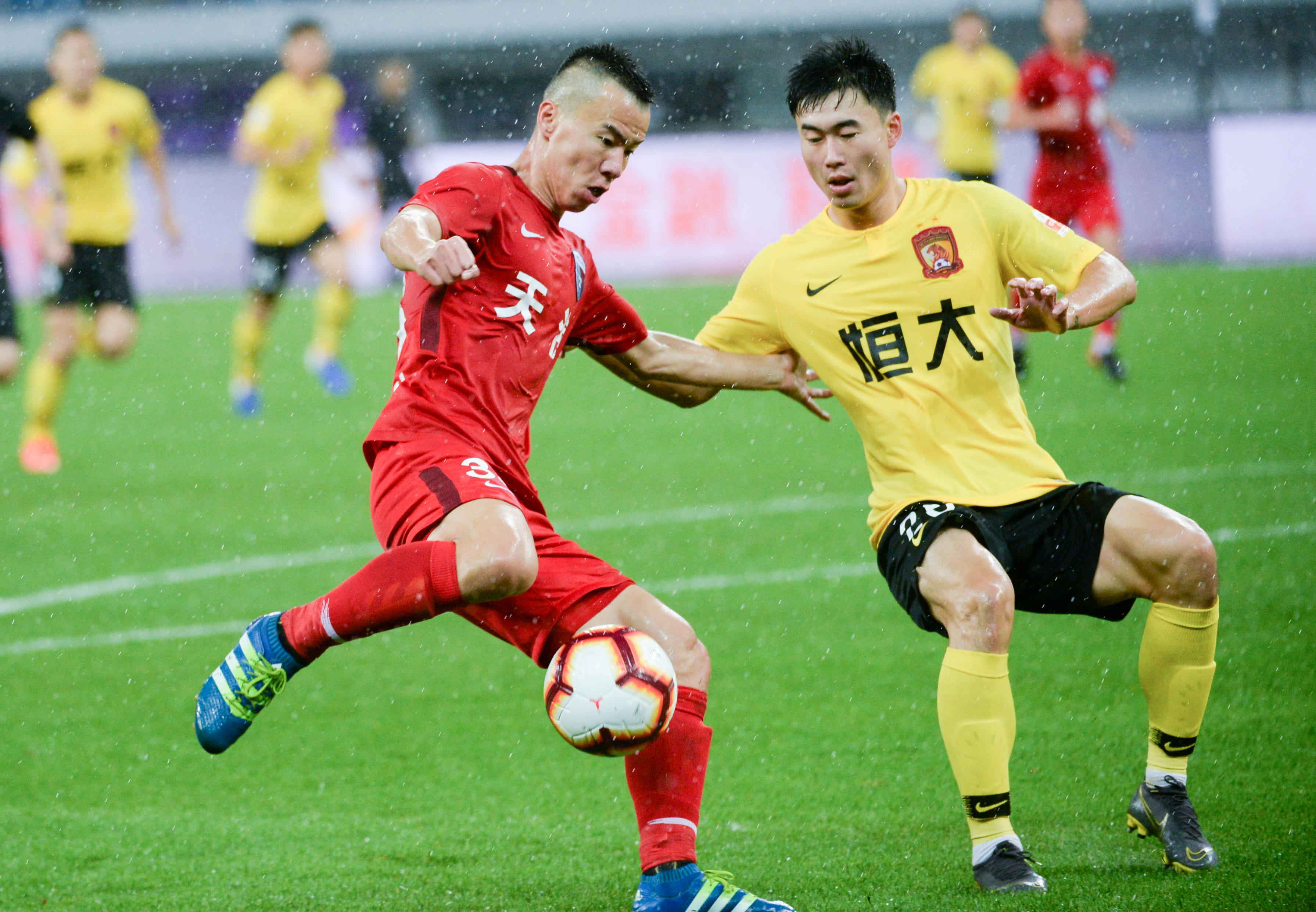 太阳报：贝克汉姆在一家高档酒吧举办派对，庆祝自己封爵（太阳报称贝克汉姆于高级酒吧办庆功宴，庆祝获封爵位）