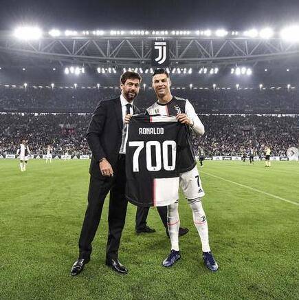 孔蒂：球迷应忽略球队的谣言；欧洲裁判比意甲好？我不聊这个（孔蒂：请球迷无视球队谣言；欧洲裁判优于意甲？不予置评）