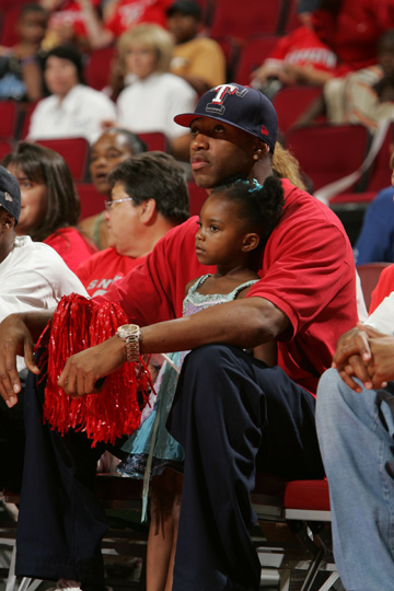 马卡：女足欧国联冠军将获得约40万欧奖金，亚军约25万欧（据马卡报道，女足欧国联冠军奖金约40万欧元，亚军约25万欧元）