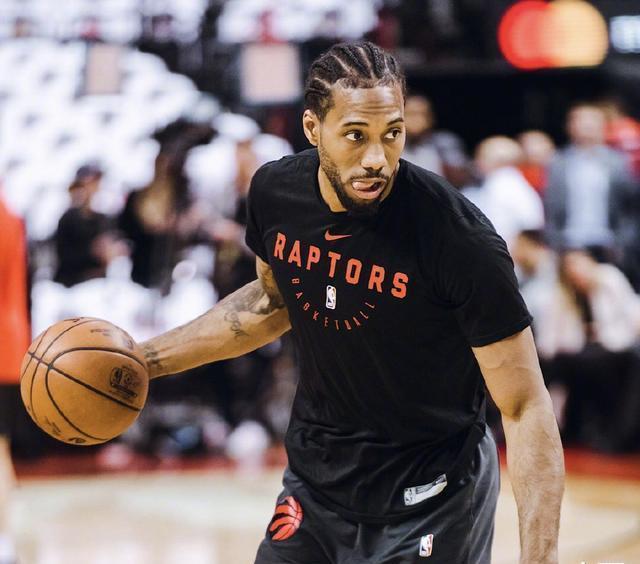 太疼了，萨勒马克尔斯被对手踩中后在地上抽动（萨勒马克尔斯遭对手踩踏后痛苦抽搐倒地）