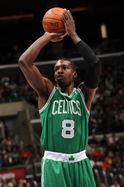 她在轮椅上“投中”梦想（轮椅上的她，投进了梦想）