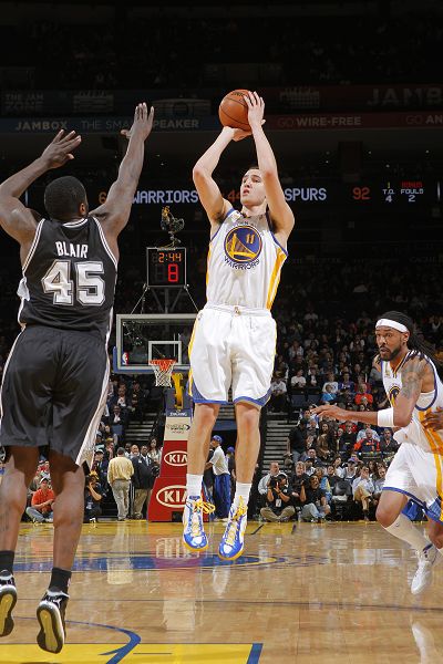 官方：纽卡斯尔联与17岁后卫埃皮亚签下职业合同（纽卡斯尔联官宣：17岁后卫埃皮亚签下职业合同）