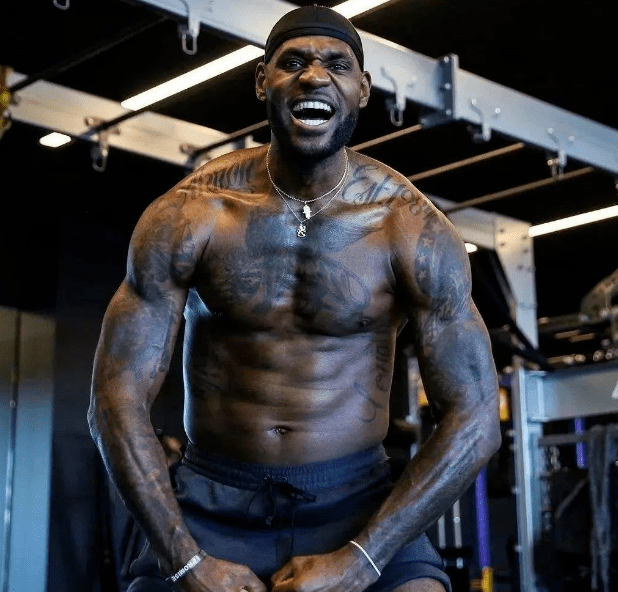 中甲战报：莱昂纳多传射，重庆铜梁龙2-0嘉定汇龙升入中超（中甲赛报：莱昂纳多传射建功，重庆铜梁龙2比0击败嘉定汇龙冲超成功）