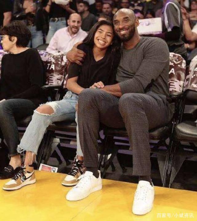 荣耀时刻，王燊超代表实现三连冠的上海海港捧起火神杯（高光时刻：王燊超代表三连冠上海海港高举火神杯）